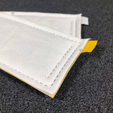 Sello de materiales para aislantes acústicos por calor y presión, con o sin ceja, que permite el retiro papel siliconado sin rasgar la pieza.